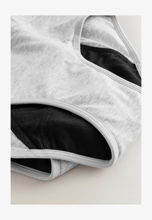 Szürke és fekete sportmellény sima textúrával, kivágott dizájnnal, kontrasztos béléssel és varrott szélekkel. Az anyag nyújthatónak és légáteresztőnek tűnik.