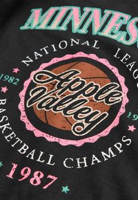 Tela negra con un diseño gráfico que presenta "Minnesota" en color azul verdoso, "Apple Valley" en escritura blanca, una ilustración de baloncesto y estrellas.