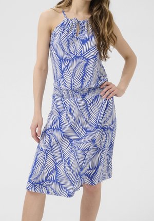 Niebieska sukienka bez rękawów z białym wzorem liści, z marszczonym dekoltem i elastycznym paskiem w talii, zwiewny krój spódnicy.