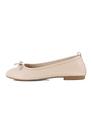 Bailarina de cuero beige con punta redondeada, un pequeño lazo en el empeine y una suela delgada de goma de color natural. Textura suave.