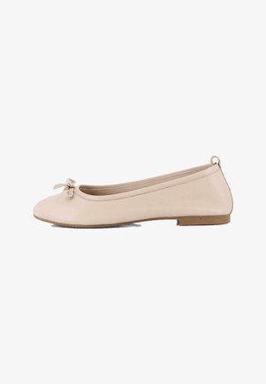 Bailarina de cuero beige con punta redondeada, un pequeño lazo en el empeine y una suela delgada de goma de color natural. Textura suave.