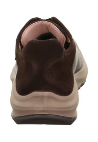 Brązowy zamszowy i tekstylny sneaker z wyściełanym kołnierzem, różową podszewką wewnętrzną oraz beżową, teksturowaną podeszwą. Widok od tyłu.