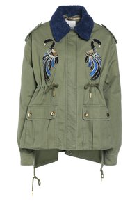 Veste vert olive avec col en polaire bleu, deux poches avant, cordons de serrage à la taille et à l'ourlet, et motifs de cygnes noirs et bleus brodés sur la poitrine.