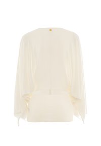 Pull crème ample avec des manches chauve-souris, texture côtelée à l'ourlet, et une petite étiquette logo près du col au dos.