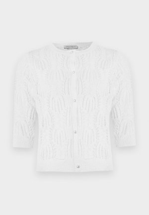 Cardigan blanc en maille à manches courtes avec encolure ronde, boutons en perle sur le devant, et motif délicat en ajouré.