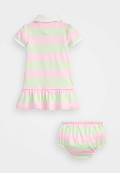 Randig bomullsklänning i ljusgrön och rosa med korta ärmar, en vit krage och en volangnederkant, i kombination med matchande shorts.