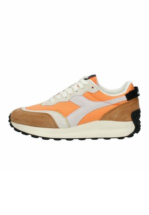Sneaker arancione e beige realizzata in materiali scamosciati e tessili, con un logo bianco sul lato, lacci a contrasto e un tab sul tallone nero.