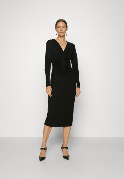 Μαύρο μίντι φόρεμα με μακριά μανίκια, V-λαιμόκοψη, συγκεντρωμένες λεπτομέρειες στη μέση και εφαρμοστή σιλουέτα, φτιαγμένο από λείο ύφασμα.