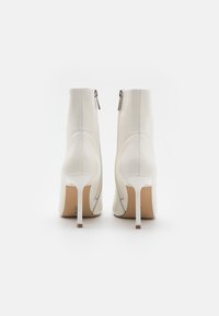 Steve Madden IYANNA - Magassarkú bokacsizmák - coconut milk