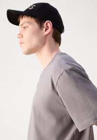 HUGO DAPOLINO - Basic póló - grey