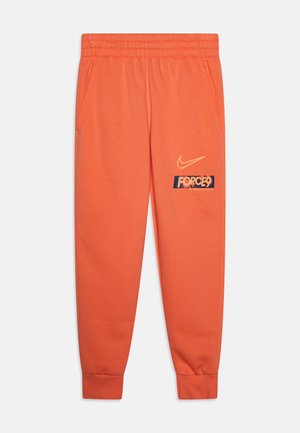 Oranžas sporta bikses ar elastīgu jostu, sānu kabatām, ribotām starām un izteiksmīgu "FORCE9" logo tumši zils krāsā kreisajā kājā. Nike simbols virs tā.