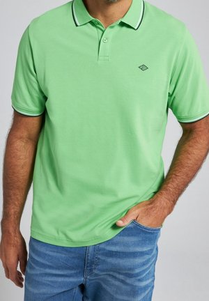 Grünes Poloshirt mit Kragen, Zwei-Knopf-Leiste und kleinem Logo. Hat kontrastierende dunkelgrüne Streifen am Kragen und an den Ärmeln.