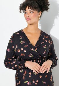 Schwarzes Blumen-Wickelkleid mit bunten Blumenmustern, langen Ärmeln mit gerafften Bündchen und einem tiefen V-Ausschnitt.