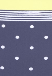 Tissu marine avec des pois blancs, une partie supérieure jaune et de fines rayures verticales. Texture lisse.