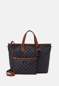 Musta kuviollinen kangaskassi ruskeilla nahkakoristeilla, kaksilla kahvoilla ja irrotettavalla pussilla. Materiaalina teksturoitu synteettinen kangas ja hapsuominaisuus.