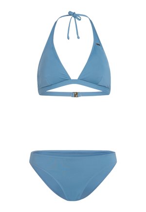 Gaiši zils bikini komplekts, kas ietver trīsstūra haltera topu ar aizmugures aizdari un atbilstošiem zemas vidukļa apakšiem, izgatavots no gludas peldkostīmu auduma.