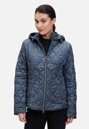 Gequiltede blauwe jas met een capuchon, voorzien van een ritssluiting aan de voorkant, twee zijzakken en een textuur in golfpatroon op de stof.