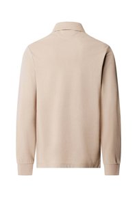 Polo beige à manches longues avec un col classique, texture lisse et poignets côtelés ; design simple, sans ornement ni motifs.