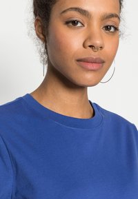 Pieces PCRIA FOLD UP SOLID TEE - T-shirt básica - deep ultramarine