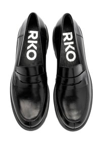 Czarne skórzane loafersy o gładkiej fakturze, zaokrąglony czubek i dekoracyjny pasek na wierzchu. Logo RKO w białym kolorze na wkładce.