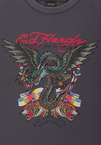 Grijze t-shirt met een kleurrijk, versierd drakenontwerp, twee tijgers en de tekst "Ed Hardy Art for Life" in rood en zwart.