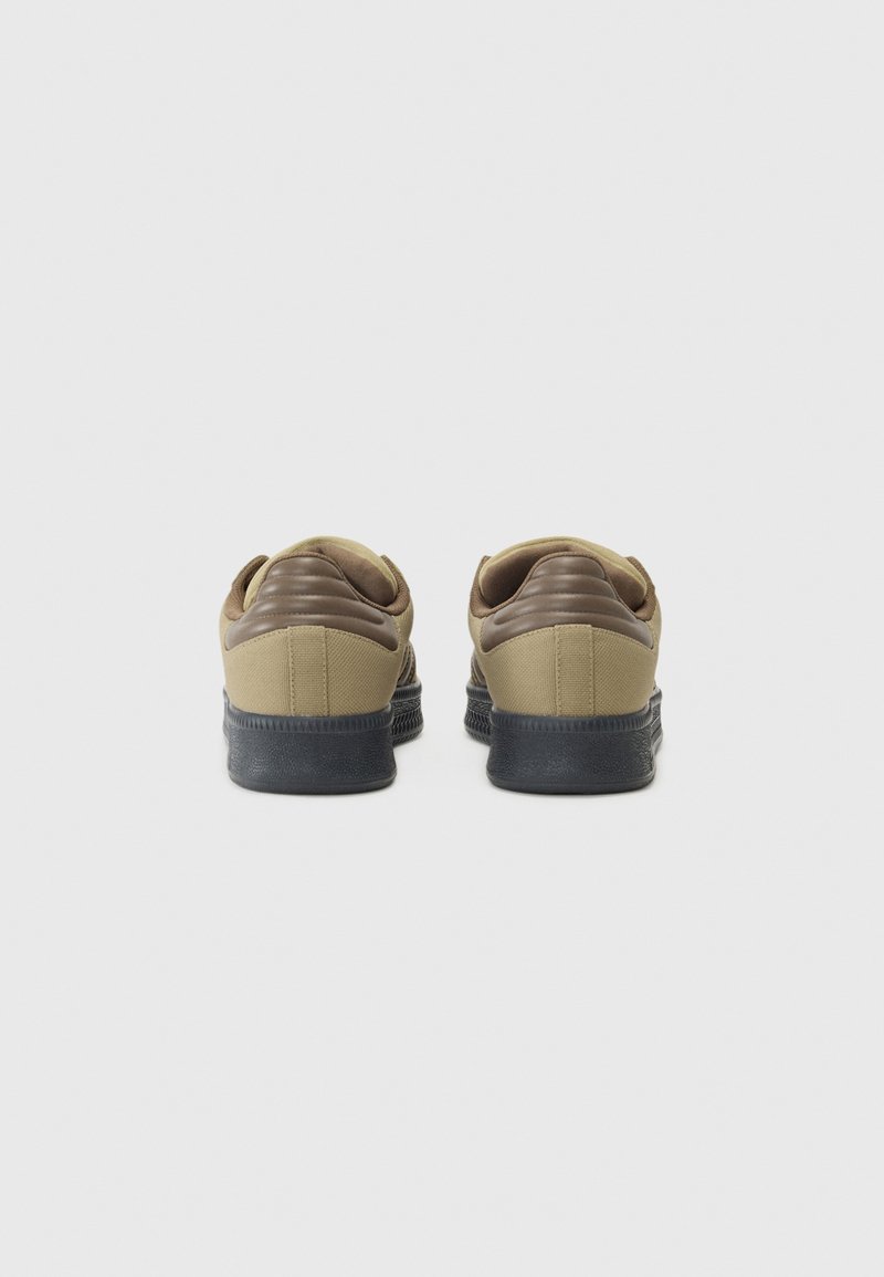 adidas Originals SAMBA XLG UNISEX - Sneakers laag - earth strata/dark brown/core black