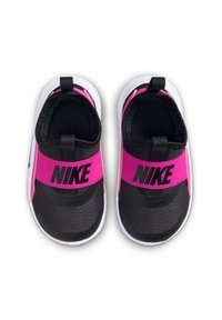 Schwarze und rosa Nike Kleinkind-Slipper mit weißen Sohlen und Zuglaschen, von oben auf einem weißen Hintergrund betrachtet.