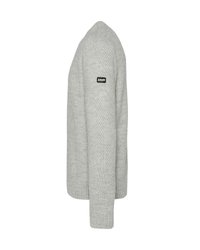 Szary sweter dziany z teksturowanym wzorem, ściągaczami na rękawach i małą czarną naszywką z logo na lewym rękawie. Krój standardowy.