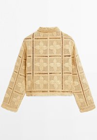 Beige gehaakte gebreide jas met lange mouwen en bloemenpatronen in vierkant, voorzien van een col en een opengewerkt ontwerp.