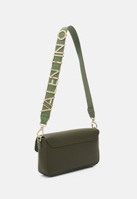 Olivgrön läder axelväska med bred matchande rem som har gyllene bokstäver som stavar "VALENTINO" och gyllene spännen.