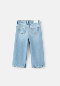 Svetlo modri denim kratke hlače s pravim krojem, z dvema zadnjima žepoma in etiketom na pasu. Gladek tekstura in priložnostni dizajn.