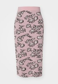 Knie-lange rok van zacht roze stof met een zwart bloemenpatroon. Het ontwerp bevat verschillende botanische elementen en een getailleerde silhoeet.