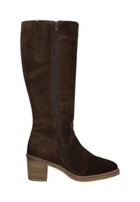 Donkerbruine suède kniehoog laars met zijrits, gestapelde hak van gemiddelde hoogte en ronde neus, zijaanzicht op witte achtergrond.