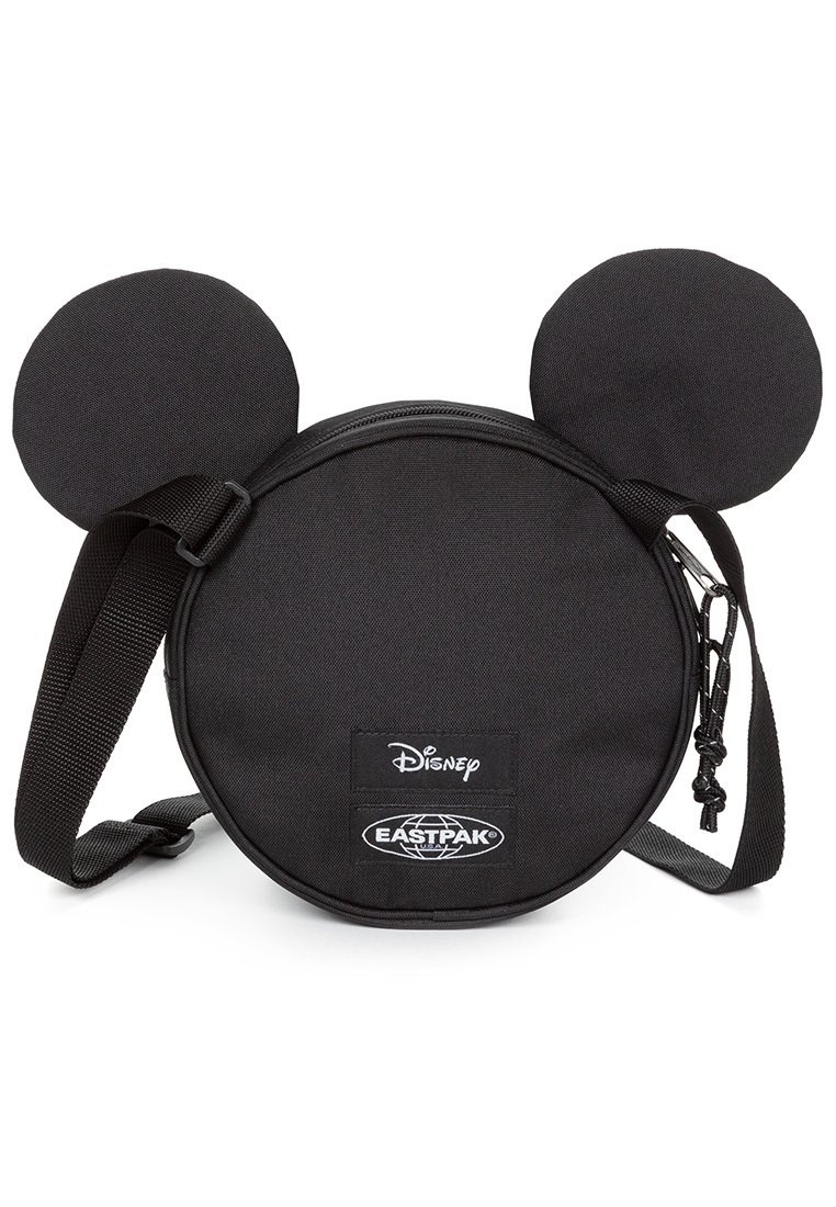 Borsa rotonda nera in tessuto con due grandi orecchie circolari. Presenta una chiusura con zip e una tracolla regolabile. Logo di Disney e Eastpak in evidenza.