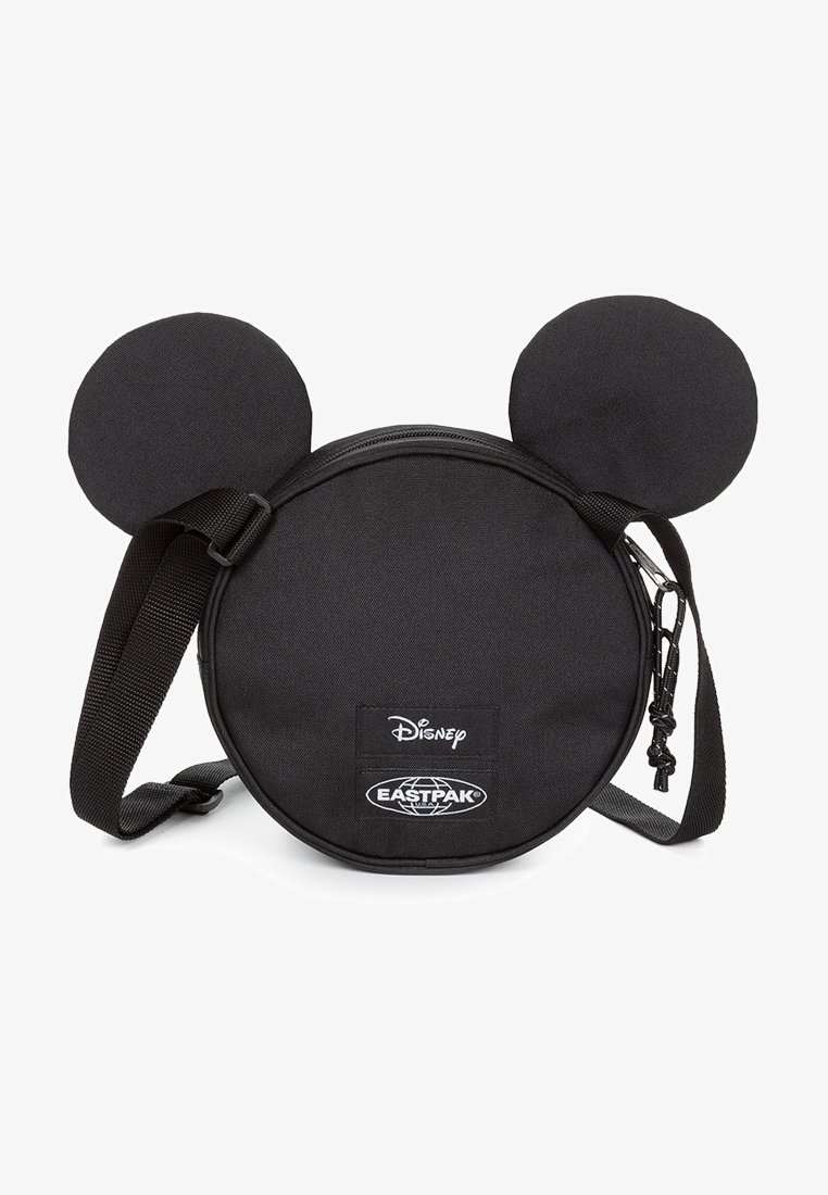 Borsa rotonda nera in tessuto con due grandi orecchie circolari. Presenta una chiusura con zip e una tracolla regolabile. Logo di Disney e Eastpak in evidenza.