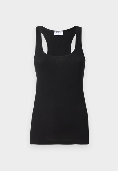 Svart ribbet tanktopp med firkantet halslinje, brede skulderstropper og en tettsittende design. Materialet har en glatt tekstur.