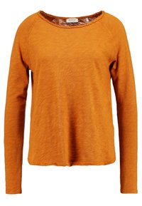 Langärmliges oranges Shirt mit Rundhalsausschnitt, aus weichem, strukturiertem Material; hat einen lockeren Schnitt und rohe Kanten an den Ärmelabschlüssen und am Saum.