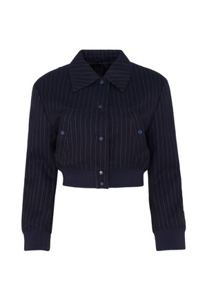 Veste courte bleu marine à fines rayures blanches, manches longues, col large, boutons-pression à l'avant, et taille et poignets côtelés.