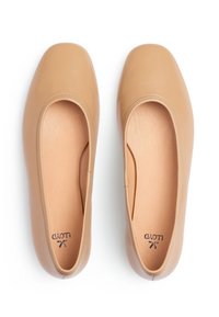 Ballerine in pelle tan con punta quadrata, apertura elasticizzata e interni lisci. Presentano un design minimalista e nessuna hardware visibile.