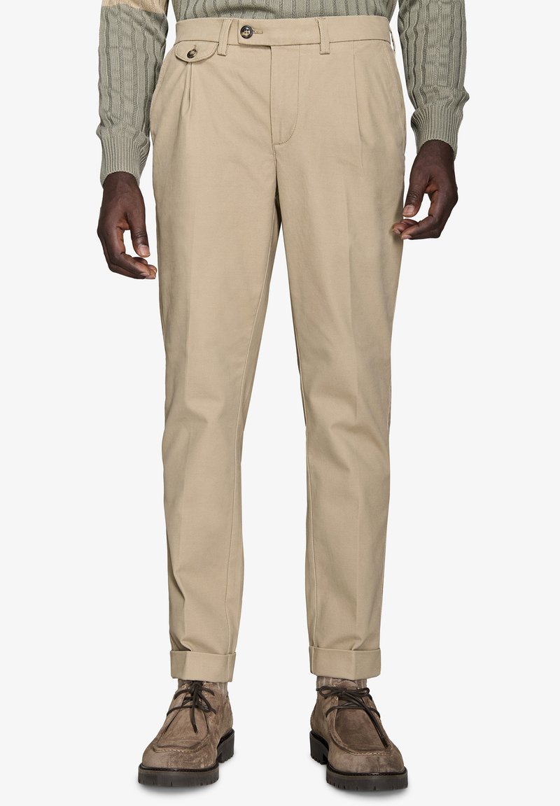 Beige Hosen mit geradem Schnitt, Falten vorne und einem Knopfverschluss. Strukturierten Stoff und hochgerollte Säume runden das Aussehen ab.