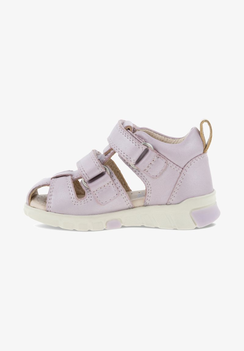 Lys lilla lædersandal med tre justerbare Velcro-stropper, åben tå-design og hvid gummisål. Teksturerede detaljer på stropperne.