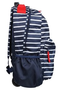 Mochila de ruedas a rayas en azul marino y blanco con tirador de cremallera rojo y asa superior, bolsillo lateral y soporte elástico negro para botella de agua.