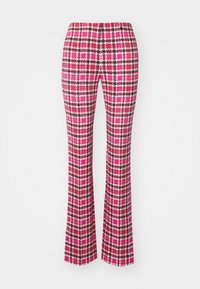 Pantalons en plaid rose et marron faits d'un tissu texturé, avec une coupe évasée et une taille haute avec des plis subtils.