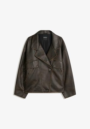 Braune Kunstlederjacke mit doppelreihigem Design, Reverskragen und zwei Vorderfächern. Auffällige Steppnähte entlang der Nähte.