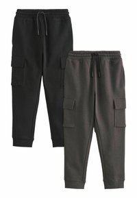 Dva páry joggingových kalhot v černé a tmavě šedé barvě, oba s elastickým pasem, šňůrkami na stažení a cargo kapsami po stranách.
