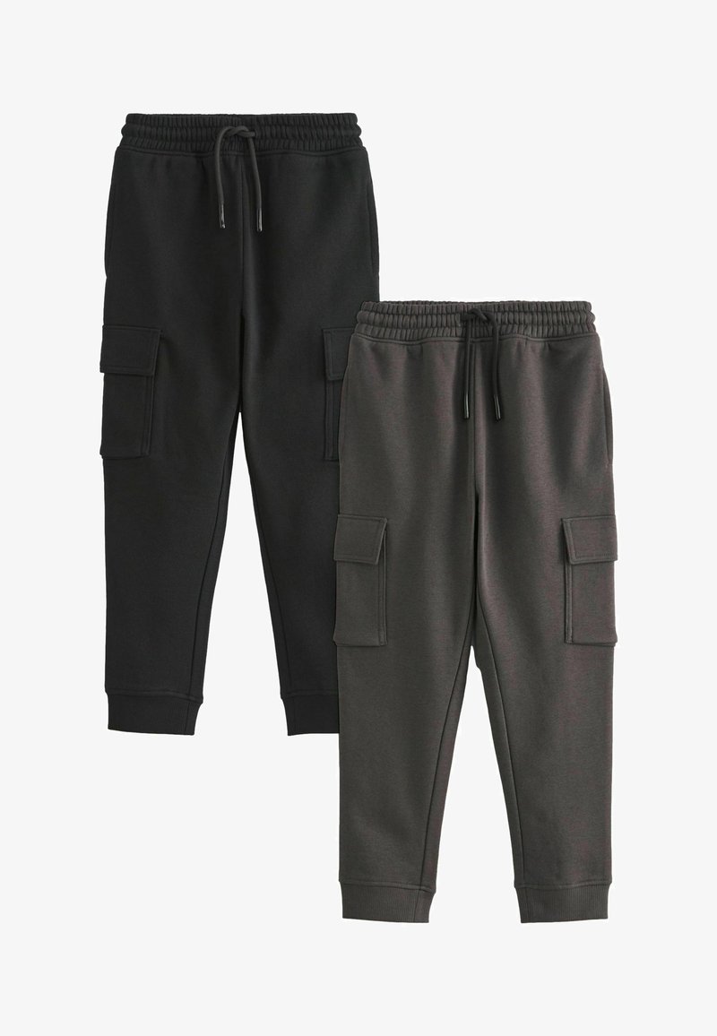 Deux paires de pantalons jogger noirs et gris foncé avec ceintures élastiques, cordons, poches latérales et poches cargo sur les deux jambes.