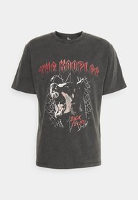 Czarnoszary bawełniany T-shirt z grafiką ryczącego psa i napisem "THE KOOPLES BACK TO LIFE" w kolorze czerwonym, z postarzanym wyglądem i okrągłym dekoltem.