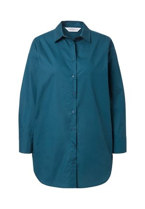 Camisa de algodón color verde azulado con cuello tipo polo, parte delantera con botones completos, mangas largas y dobladillo recto. Textura suave, sin patrones ni acentos.
