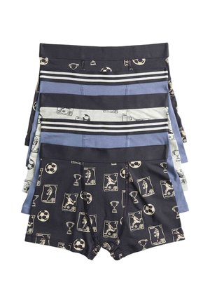 Quattro paia di boxer da ragazzo impilati, con colori blu, grigio e nero, decorati con motivi a tema calcistico e cinture elastiche a righe.