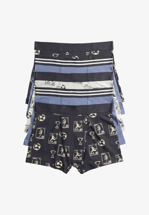 Cuatro pares de bóxers para niños apilados, en colores azul, gris y negro, con patrones de temática futbolística y cinturillas a rayas.